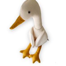 Load image into Gallery viewer, Clara η μαλακή χήνα  / Clara, the soft goose
